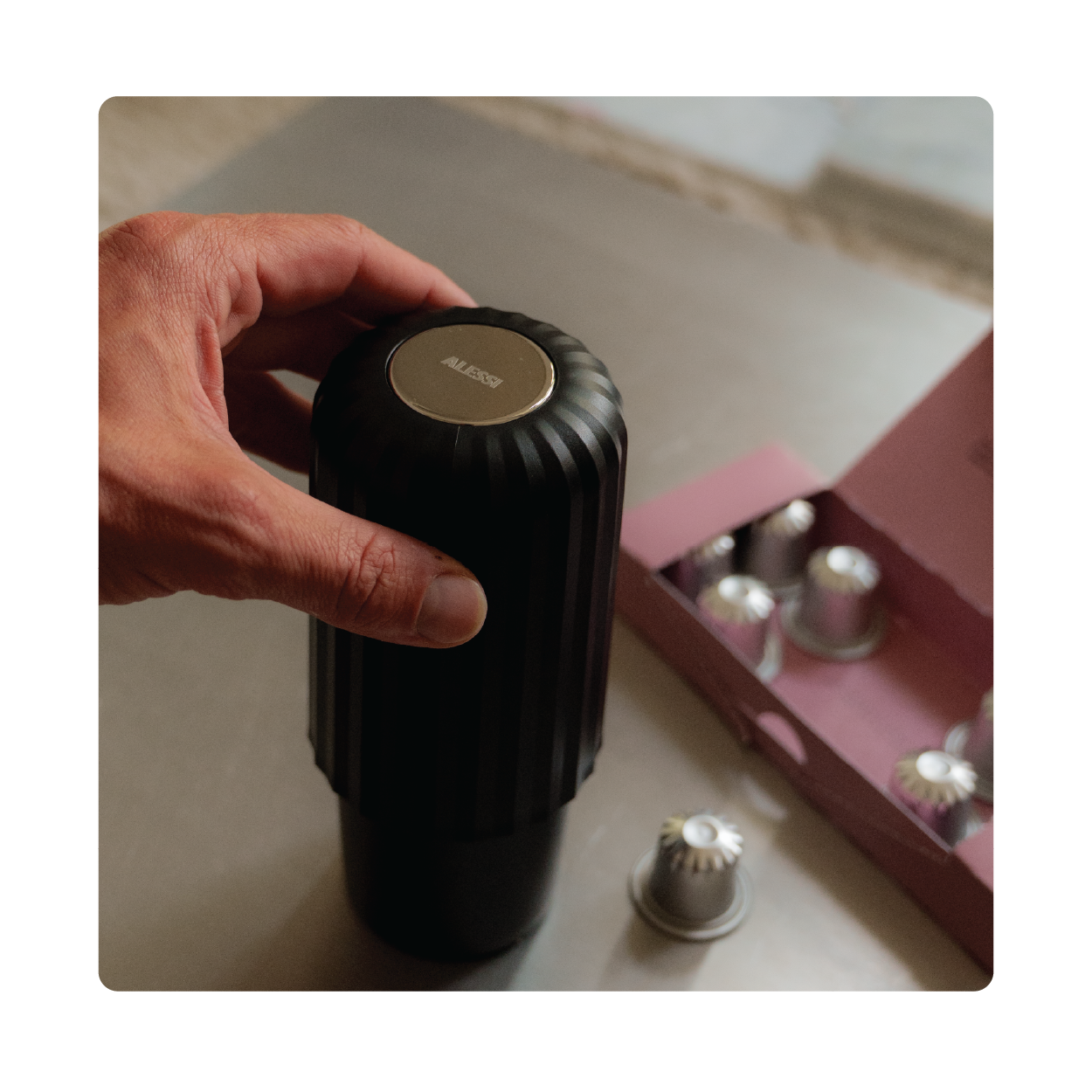 食器 ALESSI BIMBOVELOCE Gino Zucchino: Sugar castor, red By Guido Venturini | Alessi